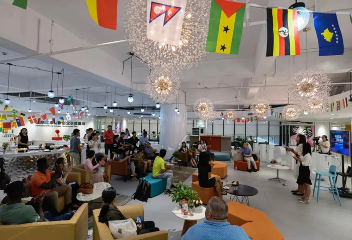 ▲海口在复兴城互联网信息产业园设立海南首个国家海外人才离岸创新创业基地，吸引集聚国际人才到海口创新创业。