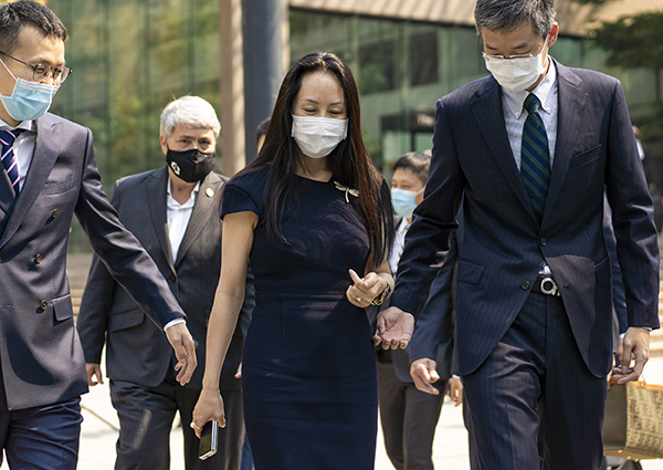 　　当地时间2021年8月13日，加拿大温哥华，孟晚舟离开不列颠哥伦比亚省最高法院举行的引渡听证会。8月17日讯，孟晚舟引渡案首次引渡判决前的末段庭审已进入最后一周的法庭攻防。孟晚舟辩护律师团队重点围绕美方证据充分性问题回应控方主张。