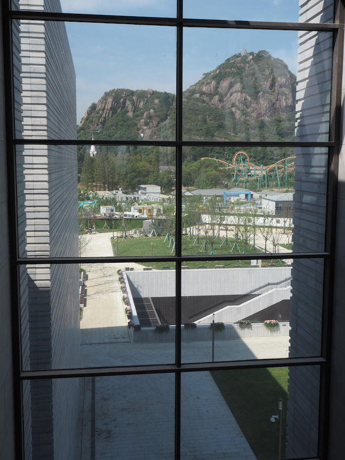 透过玻璃可见远处狮子山