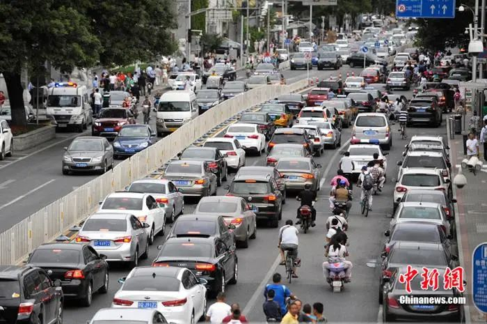 资料图：北京早高峰&nbsp; &nbsp;中新网记者 李泊静 摄
