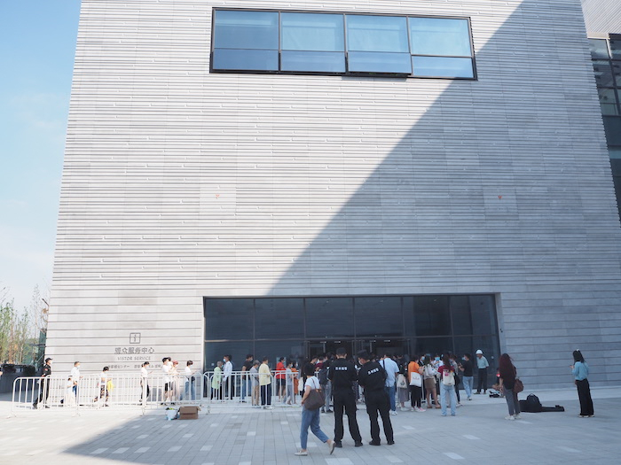 早上9点，西馆门口就陆陆续续有观众排队等候入馆。本文现场图片：澎湃新闻记者 陈若茜