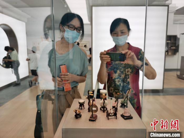 市民参观展品。　钟升 摄