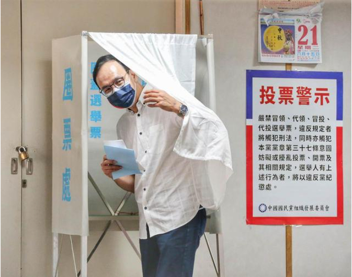 △9月25日上午10点左右，朱立伦前往新北市三重区义天宫投票所投票