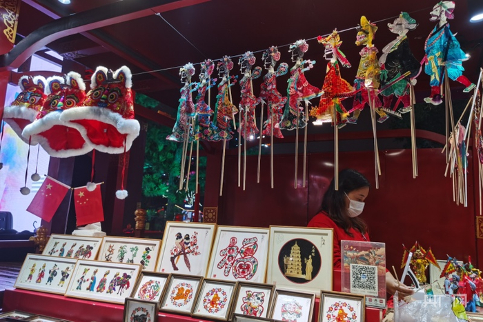 西安大唐不夜城步行街上传统手工艺店。央广网发