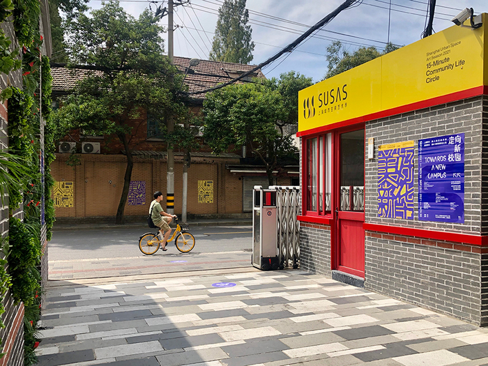 将“美好新华”的展览融入整个街道。 本文图片均为 澎湃新闻见习记者 邹佳雯 摄