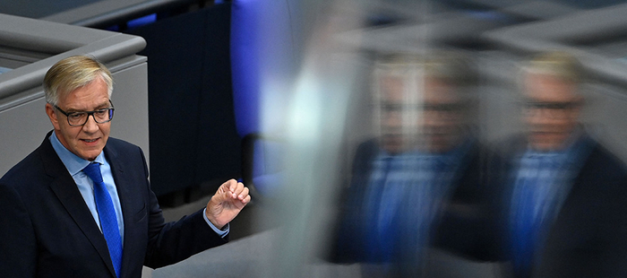 　　当地时间2021年9月7日，德国柏林，左翼党议会党团主席之一迪特马尔·巴尔奇（Diemar Bartsch）出席德国联邦议院会议。