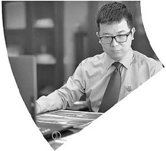 图①:在某故意伤害案件办理中,检察技术人员对涉案声像资料进行检验鉴定。