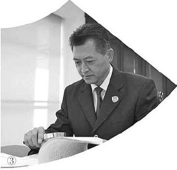 图③:检察技术人员对一起民事申诉案件所涉文件进行检验鉴定。