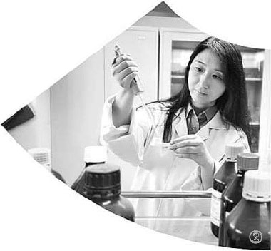 图②:检察技术人员在对某污染环境案件中的涉案物品作毒化检验。