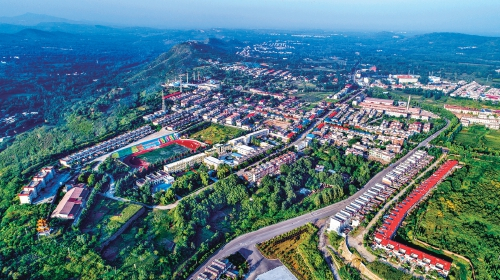 　　鸟瞰禹州市磨街乡大涧村。　耿亚伟　摄