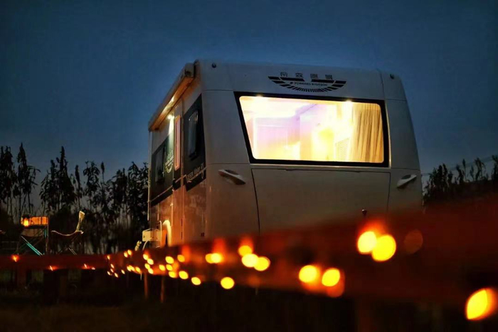 精致露营区里有房车迎龙村图