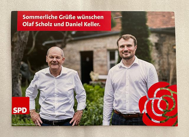 李静家信箱内的社民党宣传卡片，照片上的人物为肖尔茨（左）和凯勒。 受访者 供图