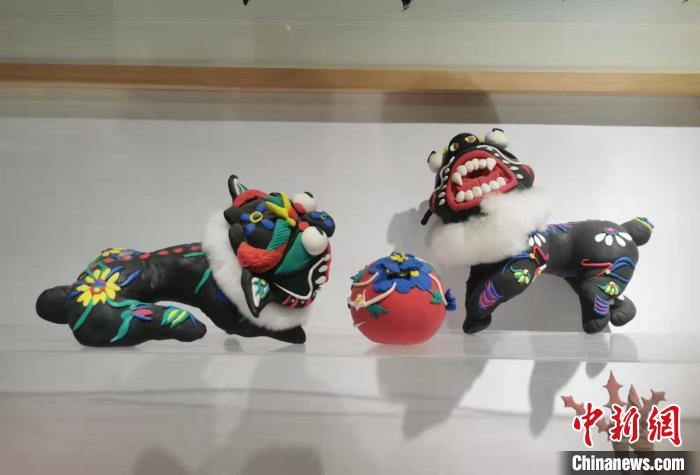 李世杰的工作室里，各种各样的泥塑作品琳琅满目，有传统的戏曲人物作品，也有孩子们喜欢的动物等造型。　李世杰供图