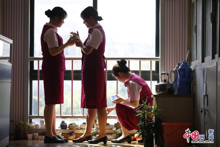 工作间休时间，客服人员可以在间休区域休息片刻。中国网发 丁波/摄