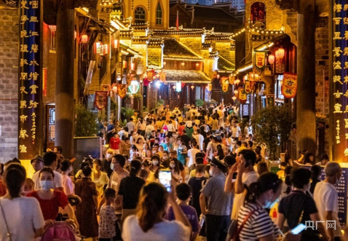 中南门游客络绎不绝（央广网发 彭俊 摄）