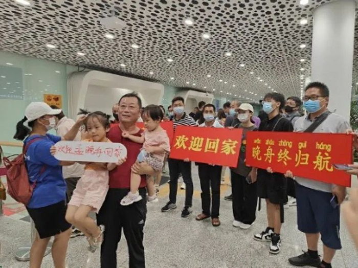 深圳机场接机民众 周倩/摄
