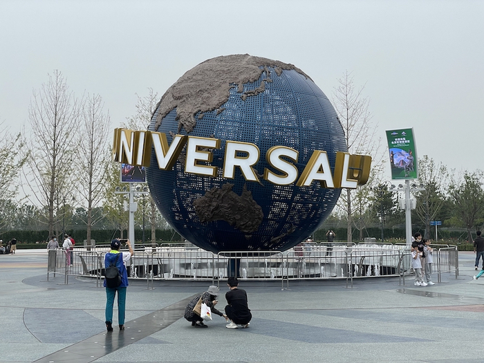 游客在北京环球度假区门口拍照。颜世龙/摄影