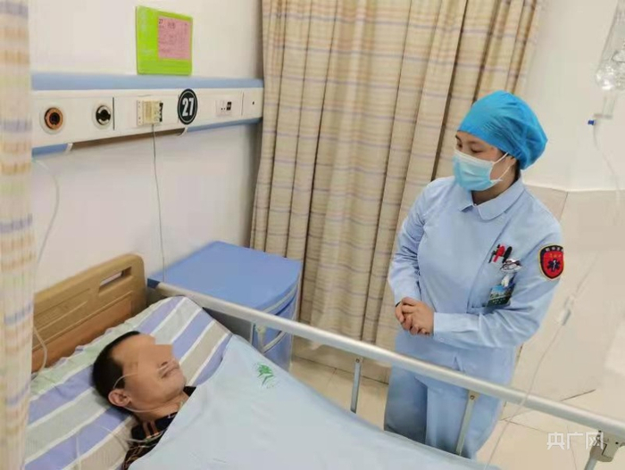 医护人员与患者沟通（央广网发 新桥医院供图）