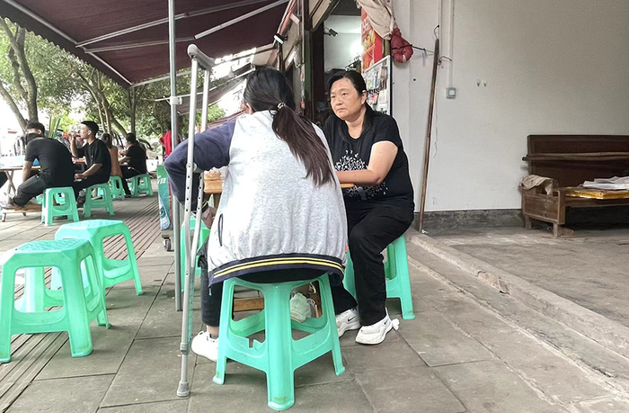 被罚致伤已有一年多，彤彤仍需拄着拐杖出行。 本文图片均由澎湃新闻记者 何利权 摄