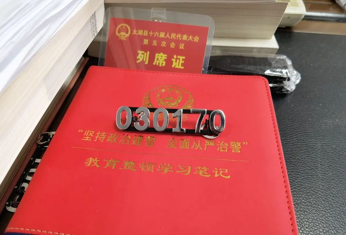 王屑的警号放在他的办公桌上。新华每日电讯记者陈诺摄