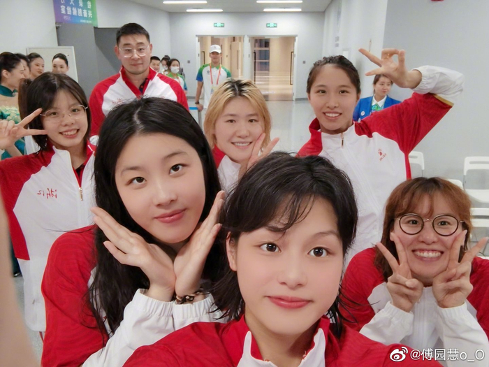 傅园慧和浙江队队友自拍。