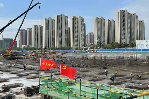 党旗飘扬在合肥一中东校区建设现场