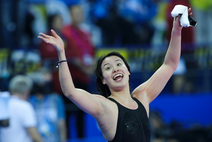 傅园慧手臂上的血痕清晰可见。