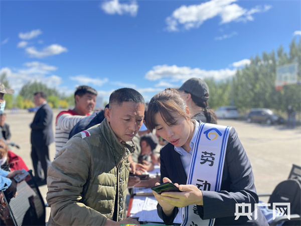 牧场里的金融服务（央广网发 建行内蒙古分行 供图）