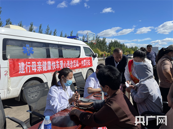 家门口的免费问诊（央广网发 建行内蒙古分行 供图）