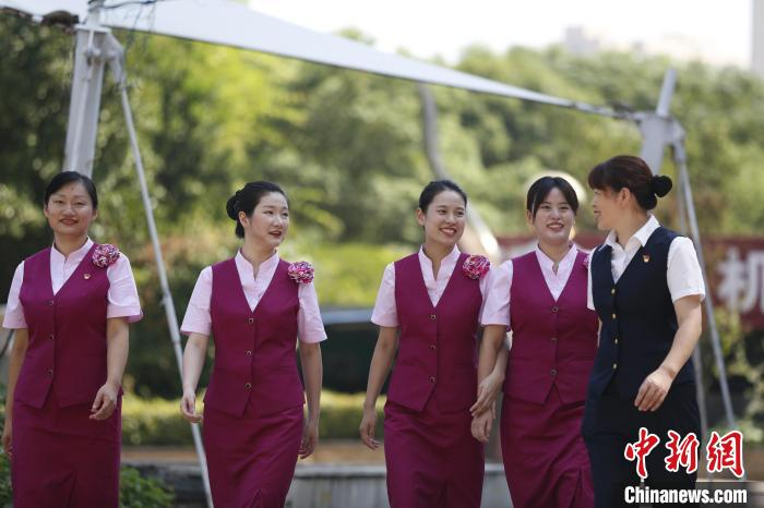 从事客服工作需要时刻保持阳光心态，微笑服务旅客。每当同事受到委屈时，陈迎红会想办法积极化解不良情绪。　丁波 摄