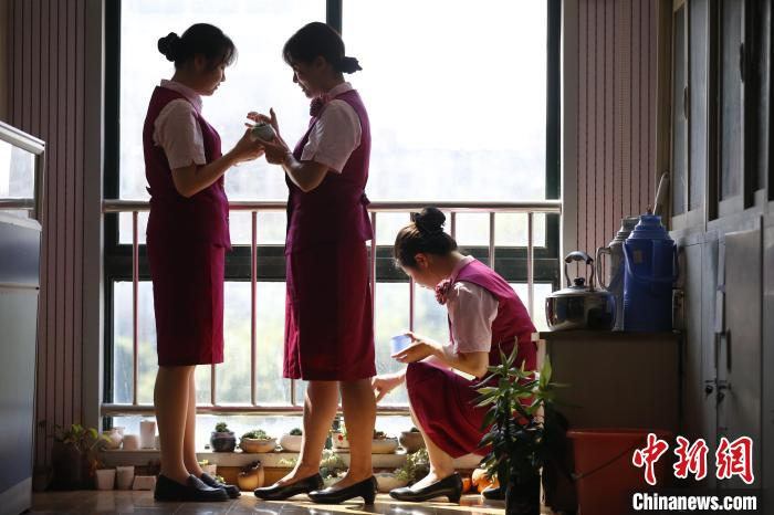 工作间休时间，客服人员可以在间休区域休息片刻。　丁波 摄