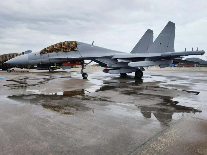 本届航展的“明星”装备——歼-16D战机 本文图源均为观察者网独家拍摄