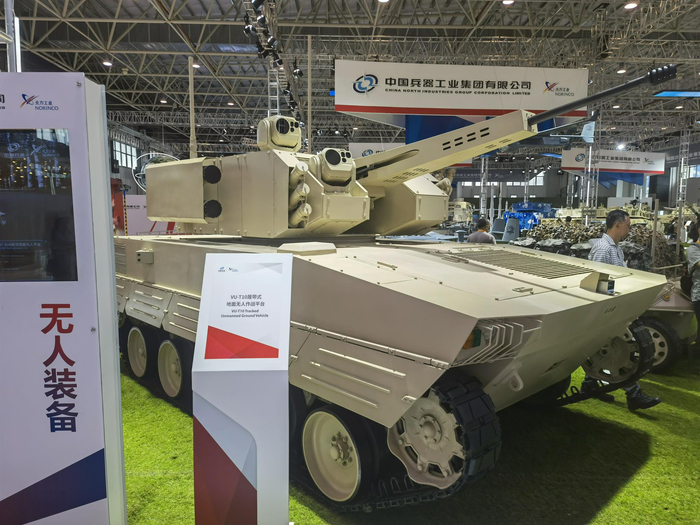 VU-T10型无人作战平台，装备有30毫米机炮和“红箭-12”反坦克导弹