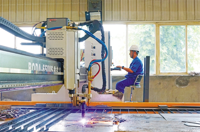 中集车辆（陕西）汽车有限公司车间，工人在进行等离子切割作业。资料照片