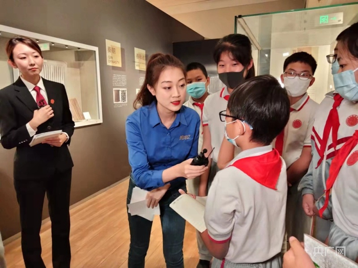 北京府学胡同小学学生回答解说员及主持人提问（央广网记者 李兆娣 摄）