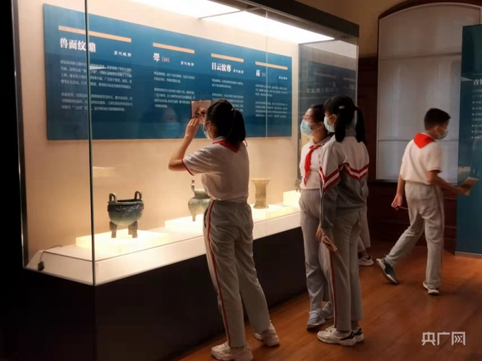 北京府学胡同小学学生在青铜器展厅观看（央广网记者 李兆娣 摄）