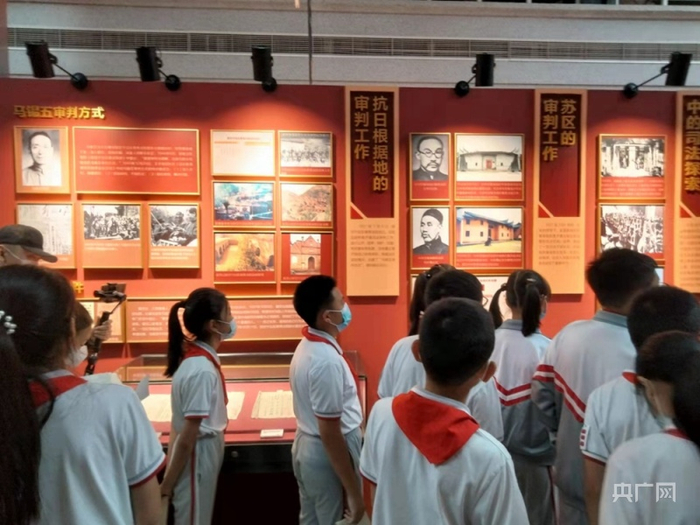 北京府学胡同小学学生在新民主主义革命时期以来的法治历史展厅观看（央广网记者 李兆娣 摄）