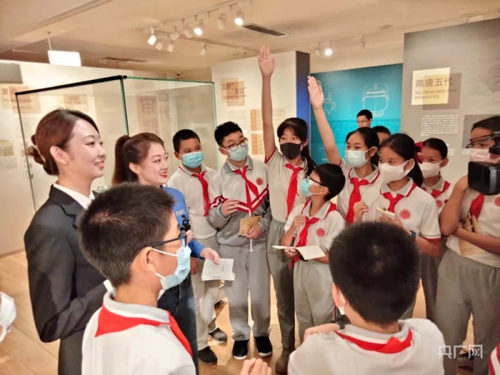 北京府学胡同小学学生举手回答解说员及主持人提问（央广网记者 李兆娣 摄）