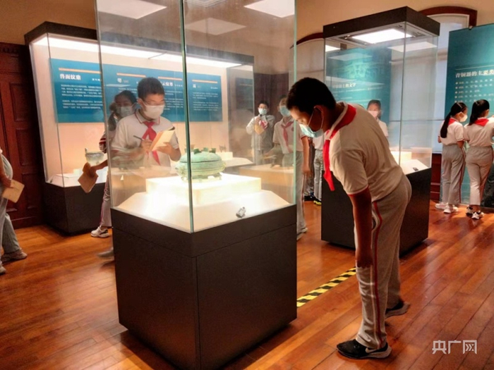 北京府学胡同小学学生在青铜器展厅观看（央广网记者 李兆娣 摄）