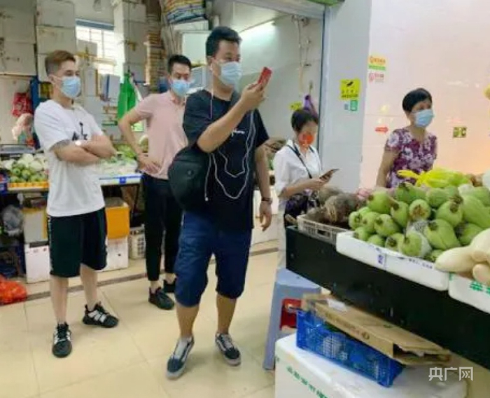 主播和买菜阿姨正在菜市场进行现场直播（央广网发 丰泽区清源街道供图）