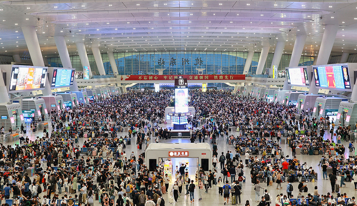 杭州东站候车大厅。&nbsp; 周围 摄