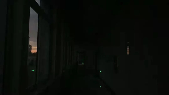  9月27日，为了防止拉闸，包一倩所在的公司不让开灯。受访者供图。