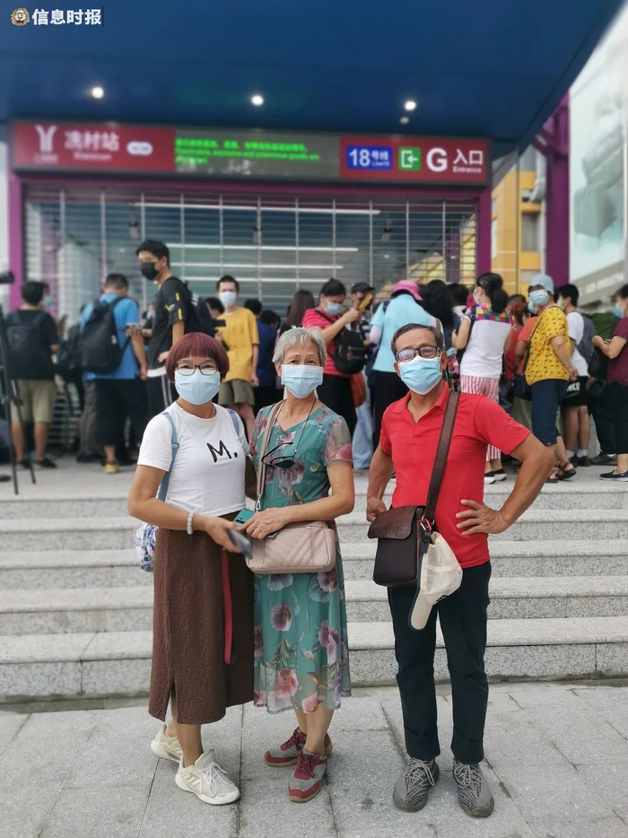 陈阿姨（中）。信息时报记者 成小珍 摄