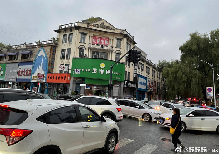 微博账号@野野野max 发布图片称，限电导致路灯罢工，交通拥堵↑；下图为停电后，店铺用蜡烛照明↓