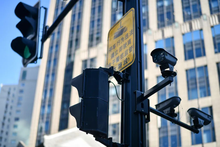 ▲ 原来分散的各类标志标牌杆、信号灯杆、照明灯杆、监控设备、5G设施等杆件设施，全部整合到新设的综合杆上，提升了市民的视觉观感