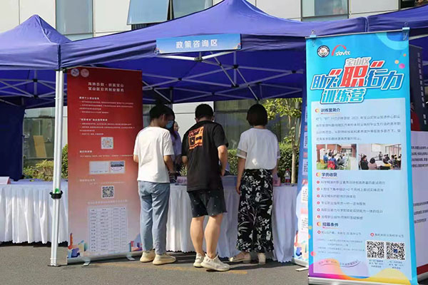 图说：政策咨询 宝山区供图（下同）