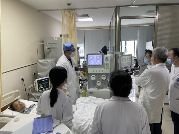 上海市第十人民医院肿瘤科许青教授团队为患者实施腹腔热灌注化疗。上海市第十人民医院 供图