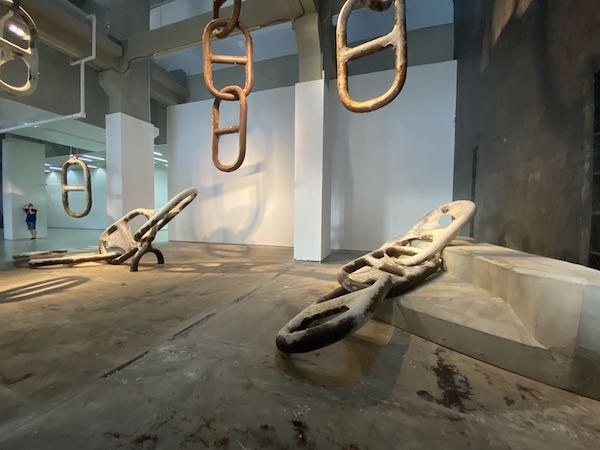《沉链：生命不能承受之轻》展览现场