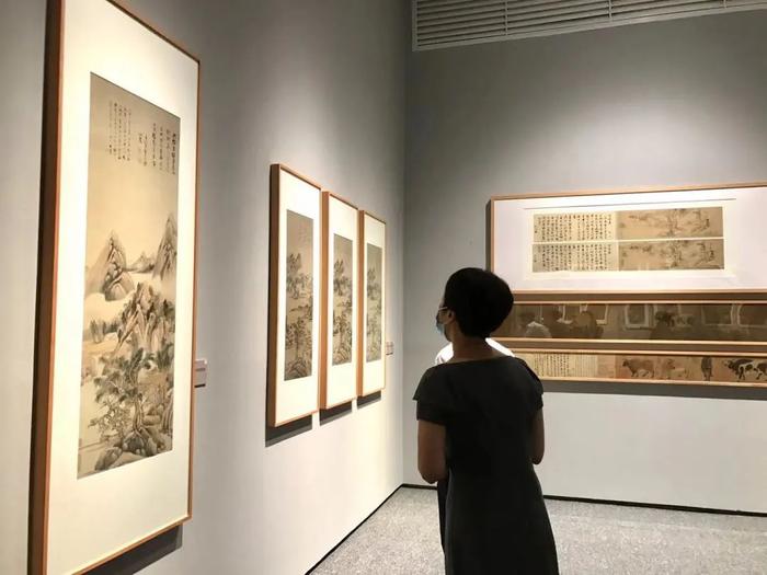 观众观看展览。周小平 摄
