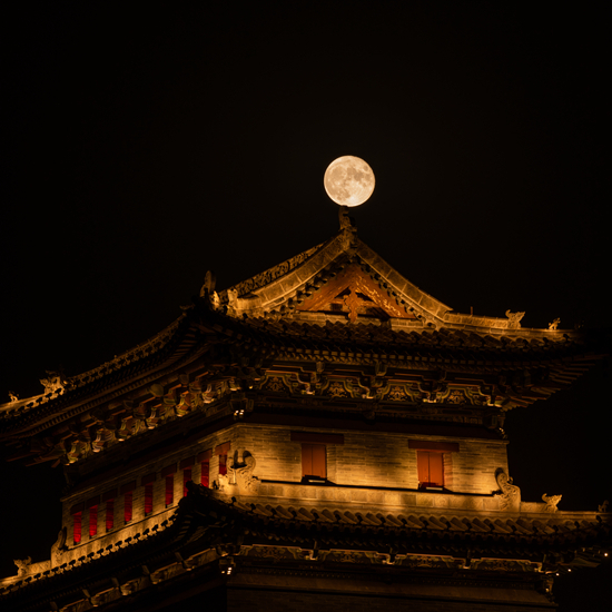     山西大同，古城上月如银盘。视觉中国供图